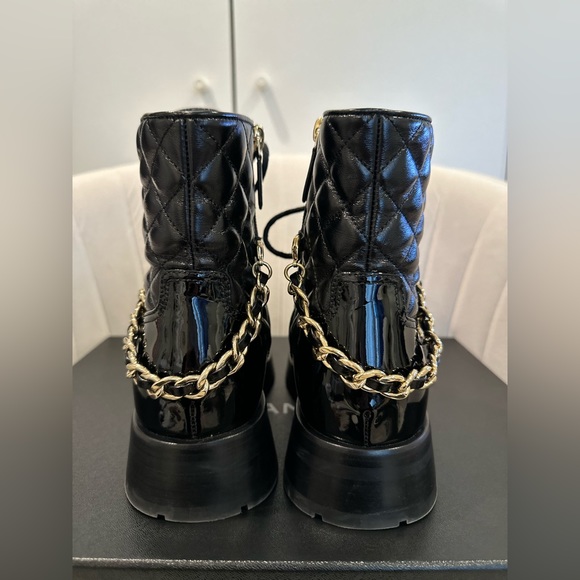 Chanel Shiny Lambskin Leather boots with CC chain - size 38C - Picture 7 of 15